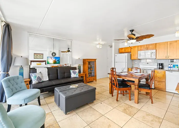 Waikiki Banyan T1-3204